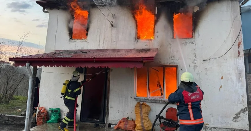 BULANCAK’TA KORKU DOLU ANLAR: AHŞAP EV ALEVLERE TESLİM OLDU